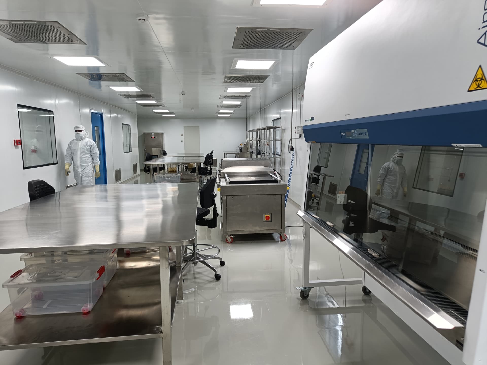 Cleanroom biosafety cabinet and sealing equipment in the BioPulse facility