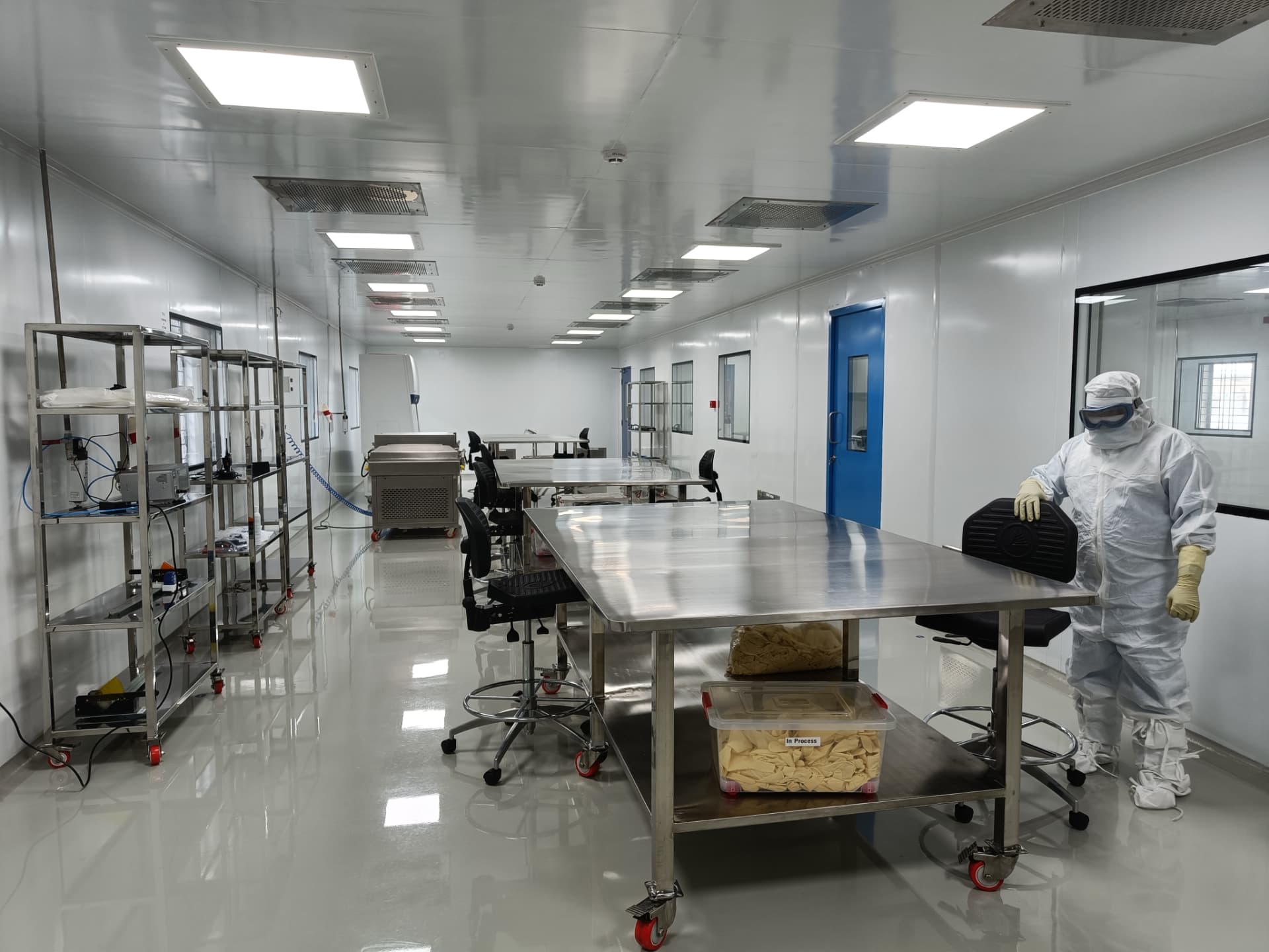 BioPulse ISO Class 7 cleanroom assembly hall with gowned operator